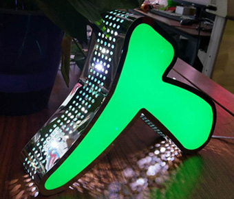 高邊沖孔發(fā)光字